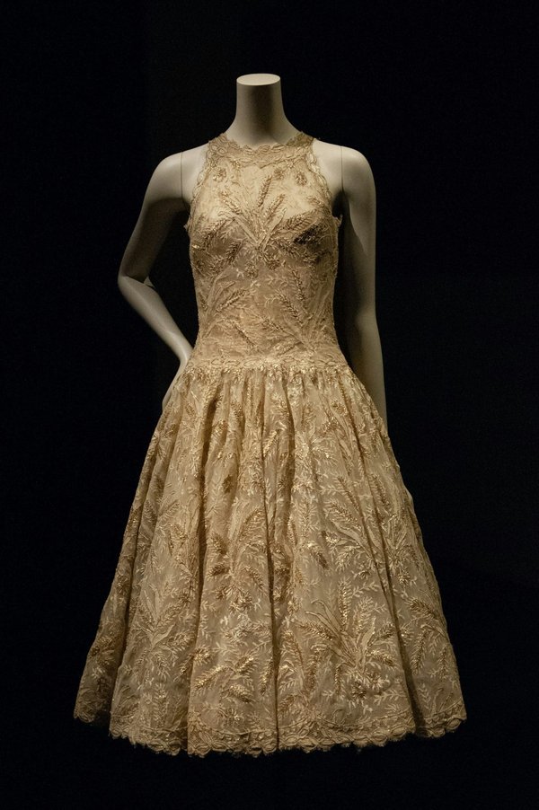 Comment choisir des bijoux pour accompagner une robe à col haut lors d'un cocktail?